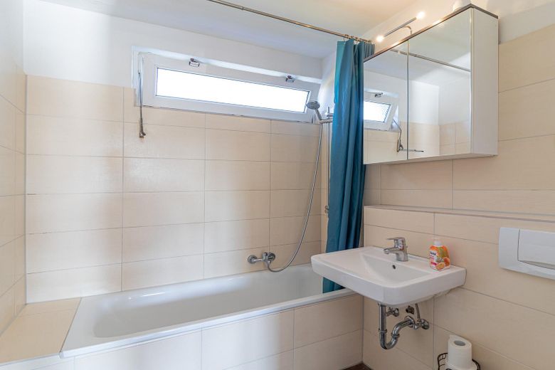 Designer terrace apartment (18 min. central station) nature, parking space (only temporarily 6-12 months) 1,700 € incl. additional costs – Badezimmer