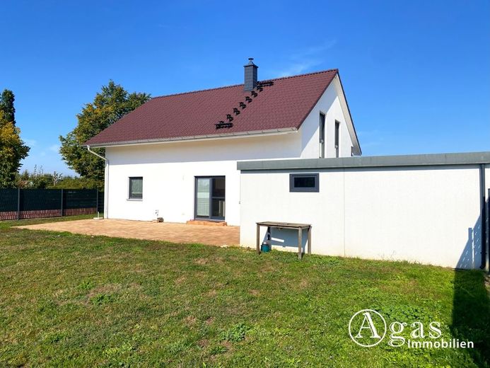 Modernes Einfamilienhaus mit Garage und großem Garten in Seenähe – Außenansicht_gartenseitig