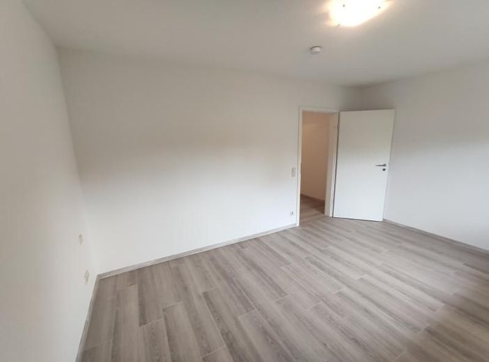 2 Zi. Souterrain Wohnung mit Terrasse und Garten (optional) – Schlafzimmer Bild 2