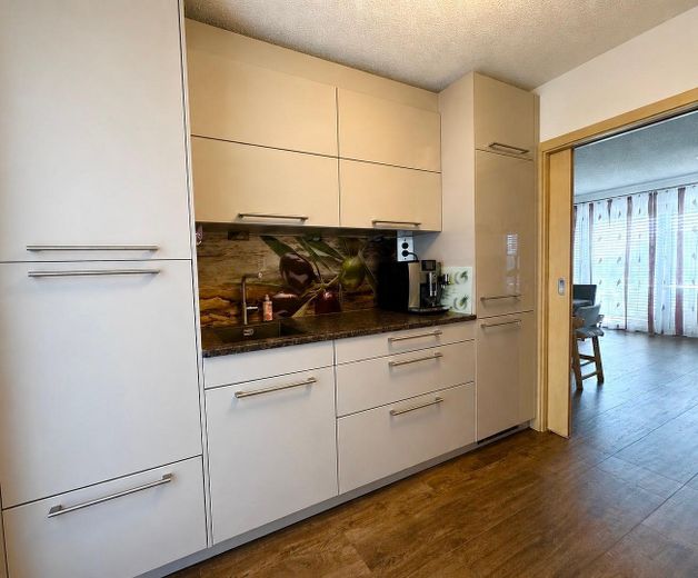 Exklusive 4-Zimmer-Penthouse-Wohnung in der Stadtmitte Offenburg – Küchenzeile rechts