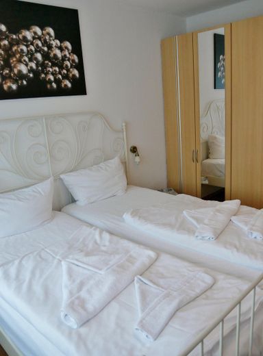 Schlafzi. m. Doppelbett+Schran