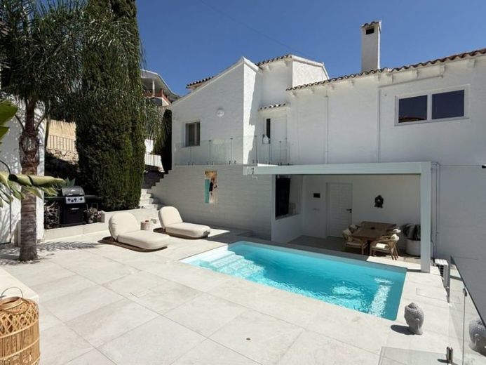 Super stylische Villa, komplett modernisiert mit vielen Extras und atemberaubender Aussicht – Foto 1