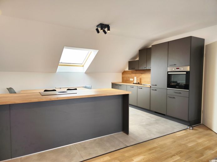 Modern, stilvolles Penthouse  mit guter Anbindung an die Münchner Innenstadt und Augsburg – hochwertige Küche