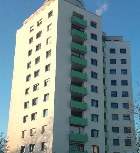 Kernsaniert und barrierefrei - 2,5-Zimmer-Wohnung mit top Anbindung – Hausansicht