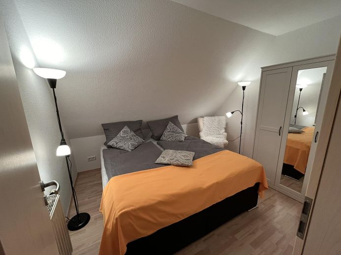 Grünhain'de satılık geniş, tam mobilyalı 2,5 odalı daire – Schlafzimmer