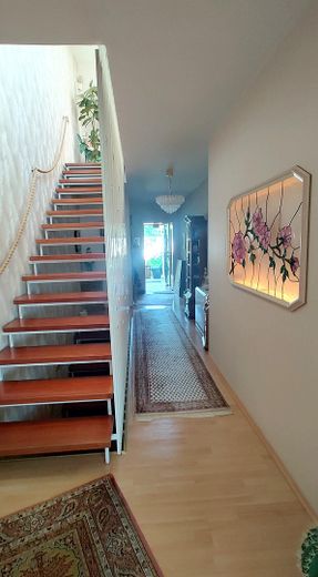 Casa a schiera ben tenuta con ampia terrazza sul tetto soleggiata e molto spazio – Treppe zum OG
