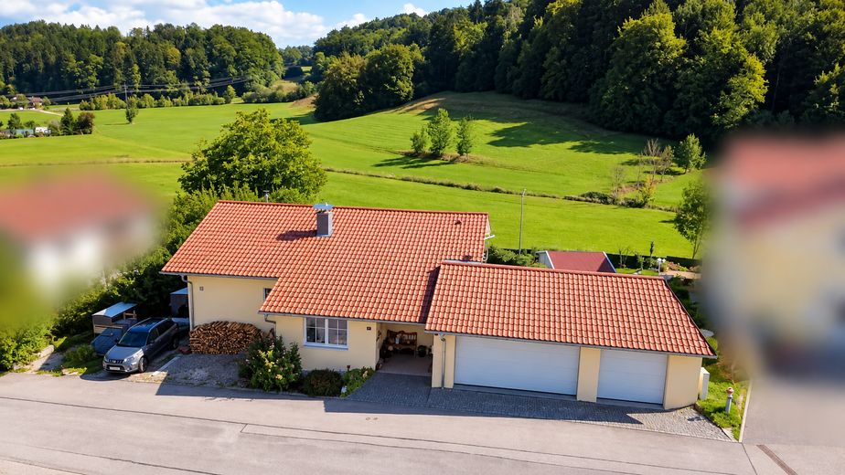 Affascinante casa unifamiliare con ampio giardino, piscina e sauna a Siegsdorf – Außenansicht