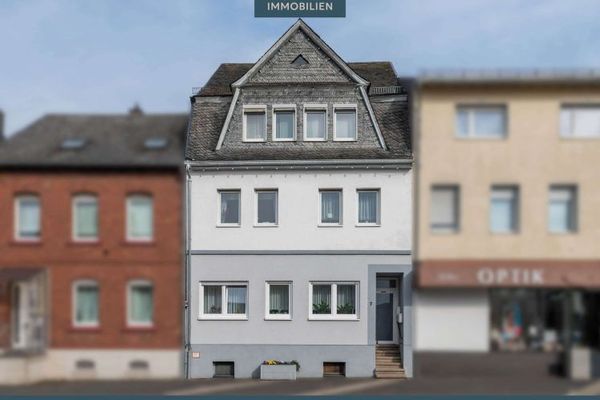 Casa trifamiliare completamente ristrutturata con carattere, tre posti auto e solidi introiti da locazione