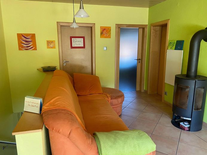 Durchgangszimmer mit Ofen