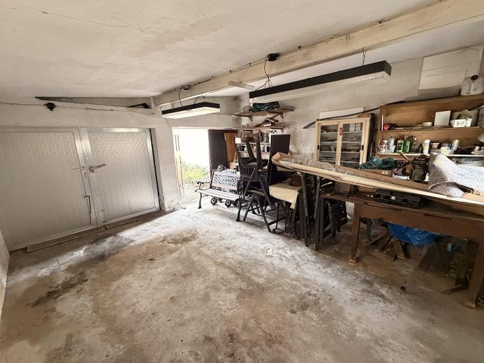 Жилой и коммерческий дом с магазином, амбаром и 3 гаражами — 1.030 м² в центре населённого пункта, без комиссии – Doppelgarage mit Werkstattecke