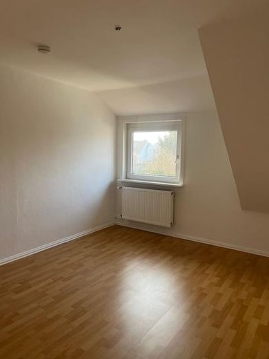 Lichtdurchflutete charmante 3 Zi-DG-Whg. renoviert-in bester grüner Lage - – Schlafzimmer zum Süden