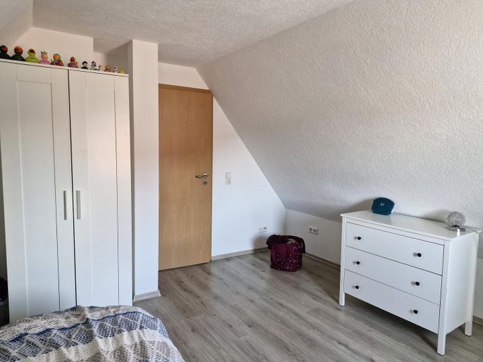 2,5 Zi. DG-Wohnung (auch als WG geeignet) – Zimmer rechts