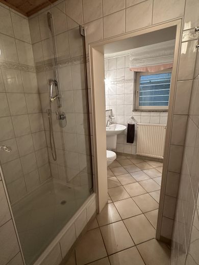Mannheim-Wallstadt: Ruhiger Eckbungalow in sehr guter Wohnlage – Dusche und WC UG