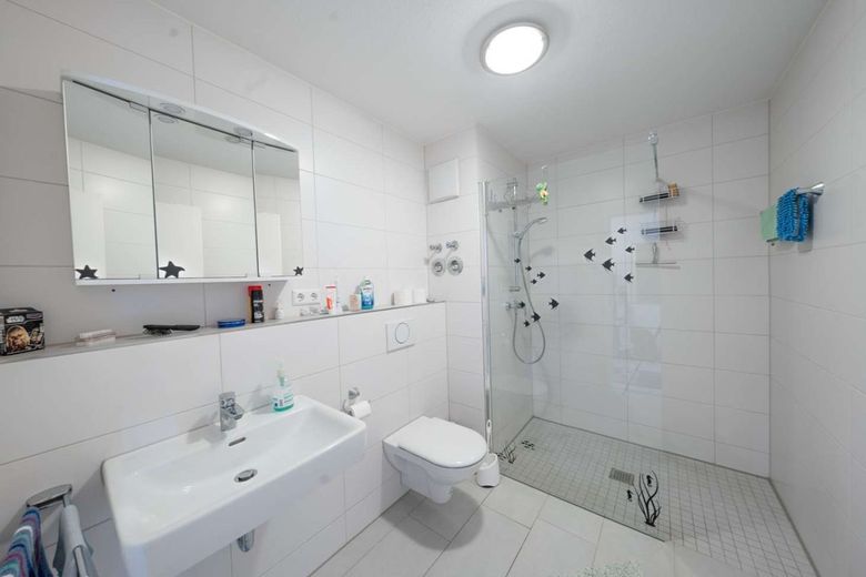 Kapitalanlage! Komfortable 2,5-Zimmer-Wohnung mit Balkon und TG-Stellplatz – Bad mit Dusche