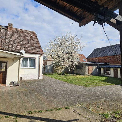 Hofanlage mit Wohnhaus, Scheune & ca. 5.000 m² Land – provisionsfrei – Bad mit Eckbadewanne
