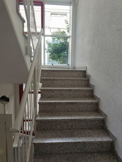 Commission-free | 3-room ground floor apartment, terrace & underground parking | Energy efficiency class B & district heating | Dresden commuter belt – Treppenhaus — Granitstufen