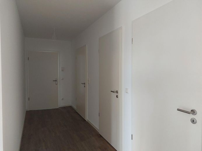 Erstbezug 2-Zimmer-Wohnung (1. OG, Balkon, barrierefrei) in Berge bei Nauen – Flur (Blick auf Eingangstür)