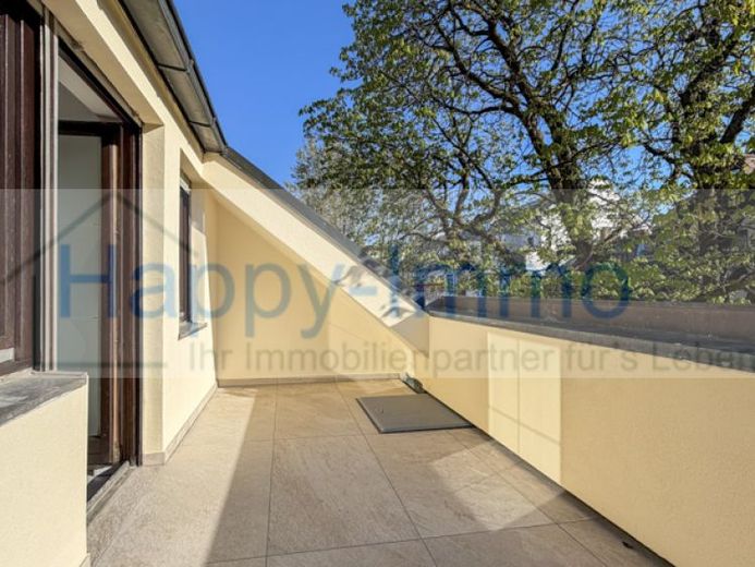 bezugsfreie und renovierte Dachgeschosswohnung in ruhiger Innenhoflage – Foto 1