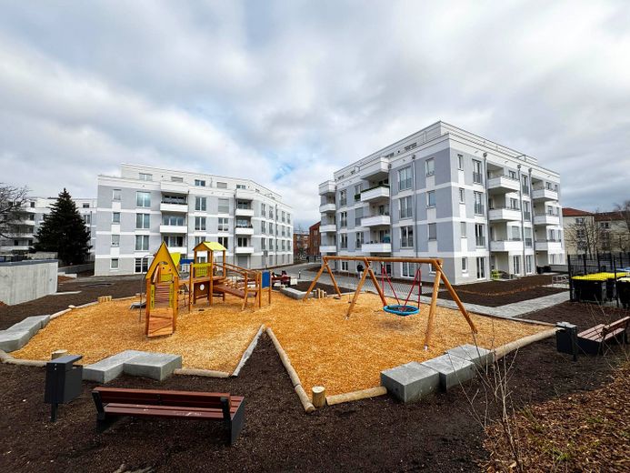 *Stilvolles Wohnen*: Lichtdurchflutete 2-Zi.-Wohnung mit Balkon im Projekt "Teltrio" – Innenhof mit Spielplatz