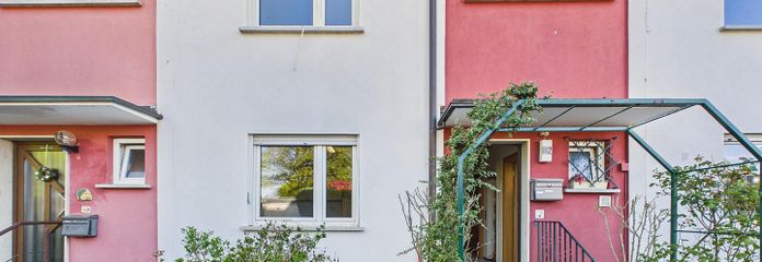 Edles Reihenmittelhaus in gepflegter Umgebung – Hauseingang Vorderseite