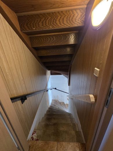 Schönes freistehendes Einfamilienhaus zu verkaufen – Treppe zum KG