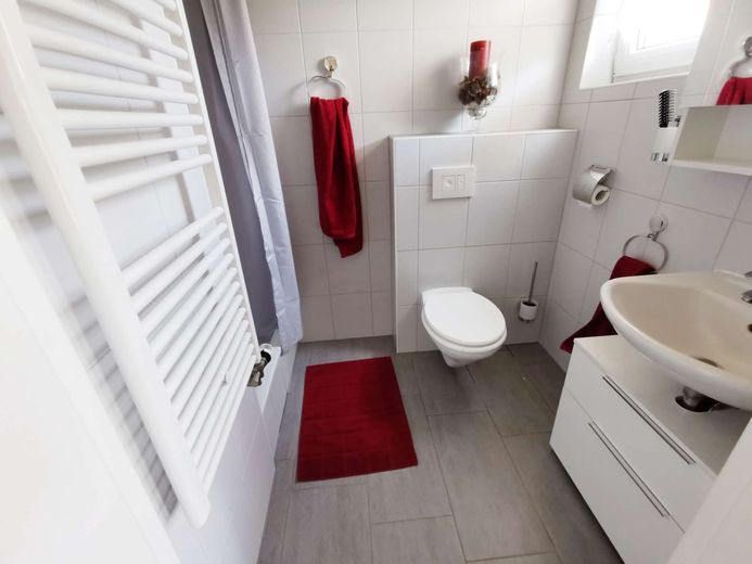 Przyszłość spotyka komfort - geotermia, fotowoltaika i luksusowe wyposażenie w spokojnej lokalizacji – Gäste WC mit Dusche EG