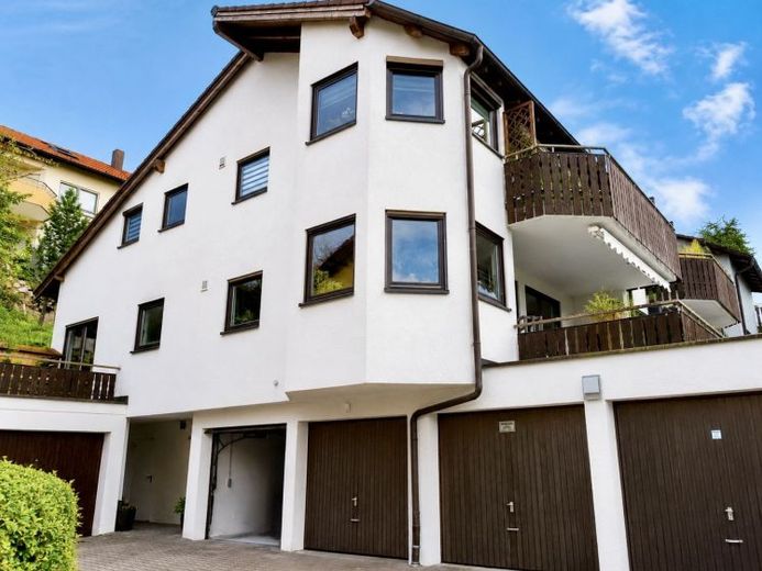 Lichtdurchflutete Dachgeschosswohnung mit Sonnenbalkon, Garage & Wohlfühlambiente – Foto 1