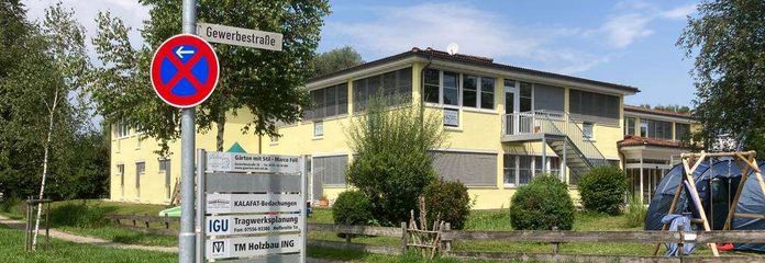 Von der Straße aus