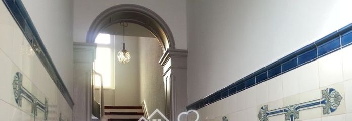स्मारक-संरक्षित भवन में उज्ज्वल अपार्टमेंट