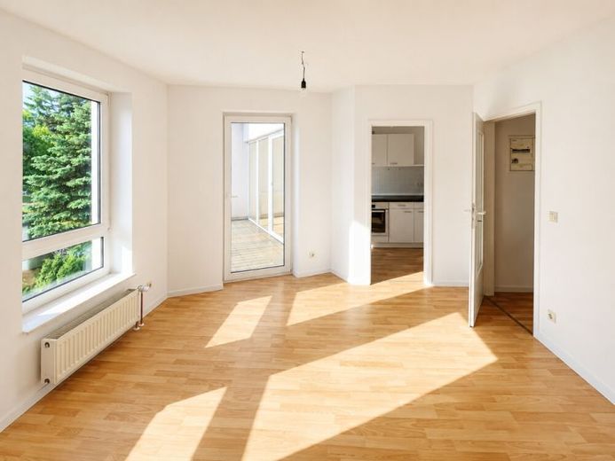 Modernized 2-room apartment: your new home or investment with balcony and parking space – Foto 1