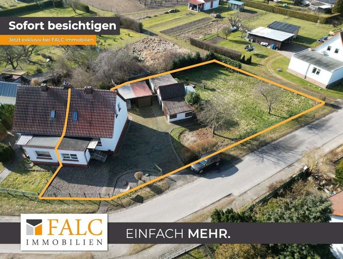 Sanierungsbedürftige Doppelhaushälfte + mögliches Baufeld – Vogelperspektive