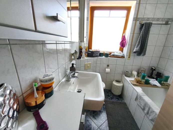 4 Zi. Wohnung in DG / Galerie mit Garten (auf Wunsch), Balkon und Garage in Höchstadt OT – Bad mit Badewanne und Duschabtrennung Bild 1