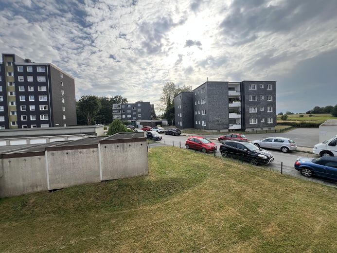 Geräumige 4-Zimmer-Wohnung mit Balkon in gepflegtem Mehrfamilienhaus – Aussicht Balkon