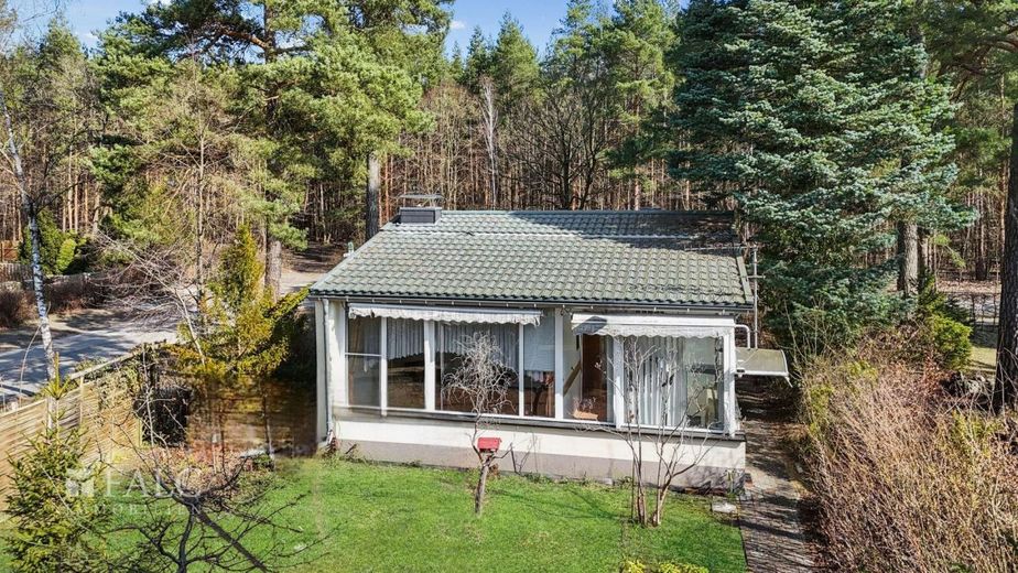 Einfamilienhaus mit Garten an Berliner Stadtgrenze - FALC Immobilien – Hausansicht Front