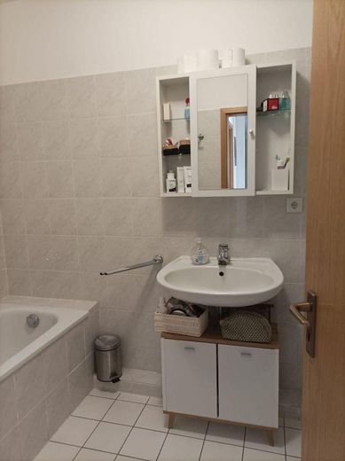 Provisionsfrei von privat: Bezugsfreie 3-Zimmer-Wohnung mit Balkon, Keller, TG in Dietzenbach-Mitte! – Badezimmer