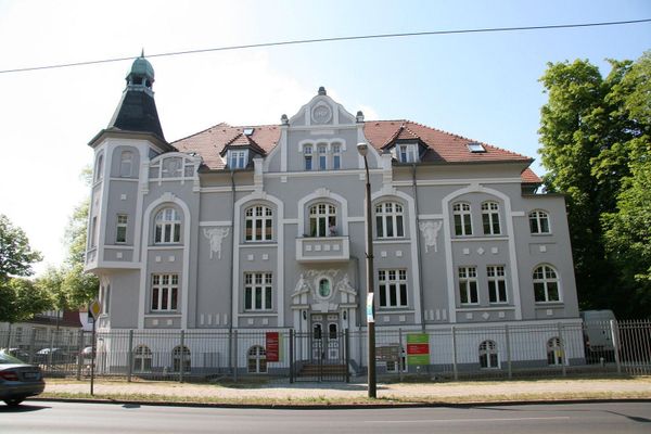 Großzügige 2 Raum-Wohnung in denkmalgeschützter Villa