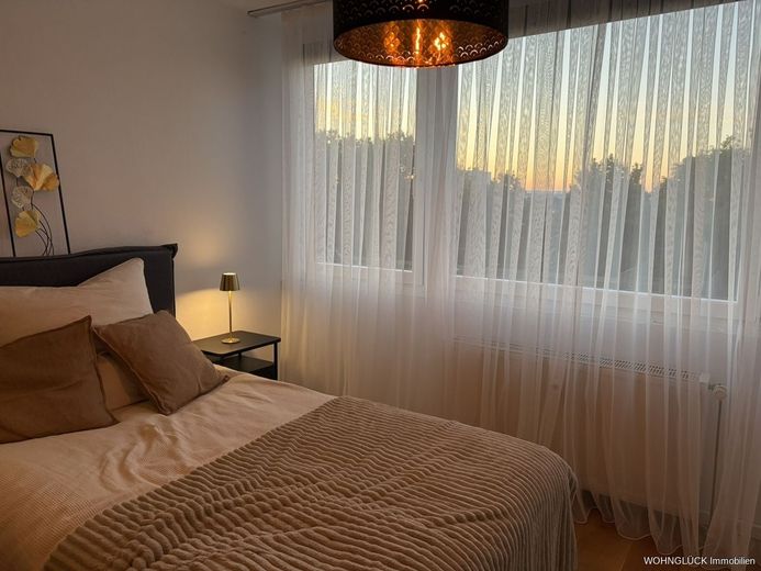 High end Apartment mit Fernblick – Bett