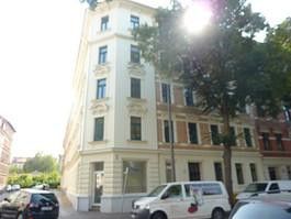 133 mq, spaziosa unità commerciale come superficie per negozio/ufficio o opzione abitativa in condominio plurifamiliare ristrutturato – Fassade 3