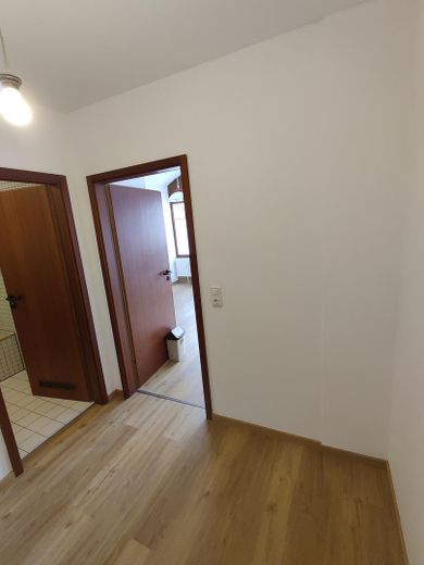 hell und geräumig: renovierte 2 Zimmer DG-Wohnung auf 69m² mit großem Gaubenbalkon ohne Provision – Flur mit Tür zu Bad und Wohnen