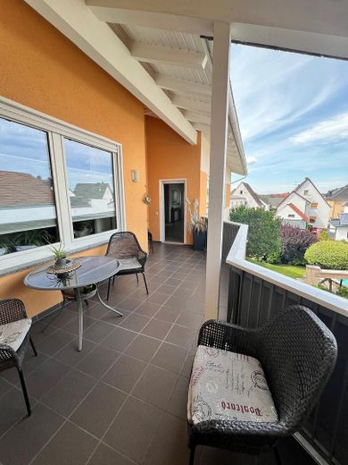 Mehrgenerationenhaus mit zwei Wohneinheiten, Garten und Pool – Balkon OG