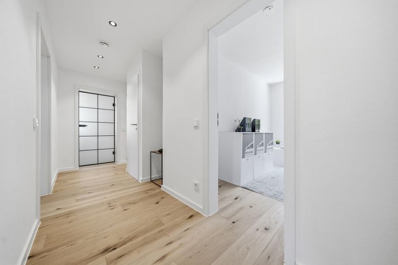 Moderne, sanierte 4 Zimmer Wohnung zum Erstbezug und provisionsfrei – Flur