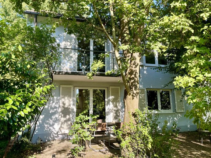 Nel verde eppure in mezzo a tutto – affascinante casa bifamiliare con giardino simile a un parco a Staufen – Foto 1