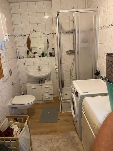 Ruhige 2 ZKB mit EBK – Bad