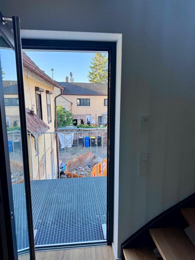 Kapsamlı tadilat sonrası ilk kullanım | KfW55 EE | 62 m² | Üst kat/çatı katı | İstasyona 2 dk. | Taşınmaya hazır 10/2026 – Balkon