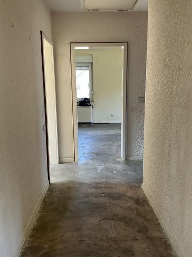 3-Zimmer-DG (2. Etage) für handwerklich Geschickte, ab sofort verfügbar – Flur