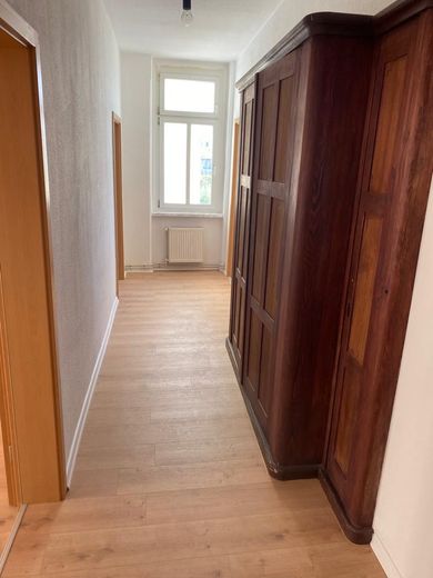 Großzügige 2,5-Raum-Wohnung mit Einbauküche – Flur