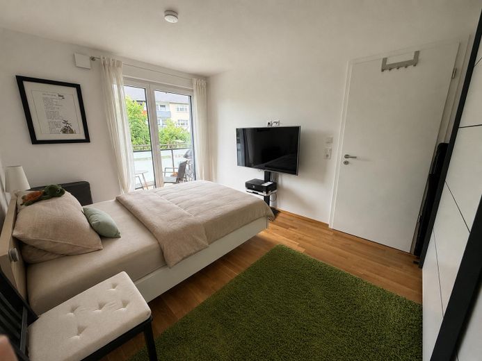 Schlafzimmer mit Zugang Balkon