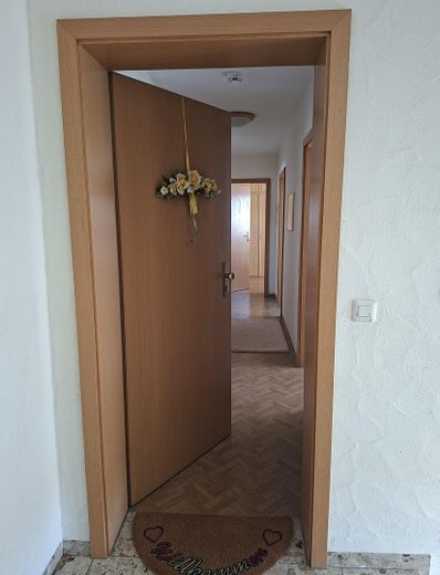Sehr gepflegte 3-Zimmer-Wohnung mit Balkon, großem Kellerraum und Garage in ruhiger Wohnlage – Wohnungseingang