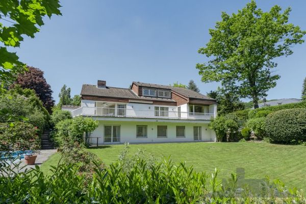 Komisyonsuz: Königstein’in seçkin konumunda temsili villa – Tadilat veya yeni inşaat
