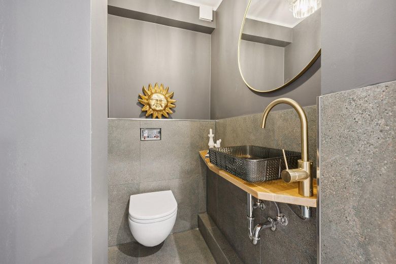 Modernisierte Wohnung mit Reihenhauscharakter, mit Gäste WC und Garten *von Privat* – Gäste-WC